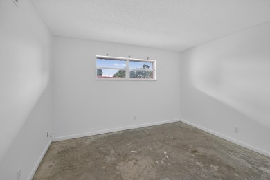 Investor / Handyman Special! Fantastic opportunity in Hollybrook on Hollybrook Golf and Tennis Club  in Florida - for sale on GolfHomes.com, golf home, golf lot