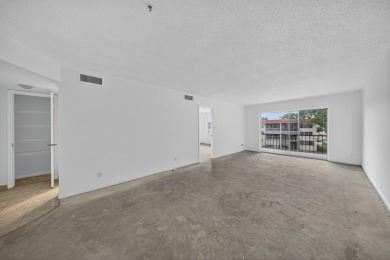 Investor / Handyman Special! Fantastic opportunity in Hollybrook on Hollybrook Golf and Tennis Club  in Florida - for sale on GolfHomes.com, golf home, golf lot