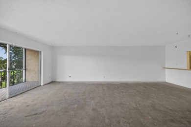 Investor / Handyman Special! Fantastic opportunity in Hollybrook on Hollybrook Golf and Tennis Club  in Florida - for sale on GolfHomes.com, golf home, golf lot
