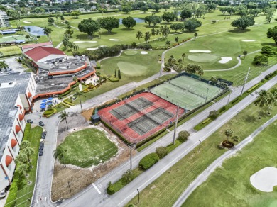 Investor / Handyman Special! Fantastic opportunity in Hollybrook on Hollybrook Golf and Tennis Club  in Florida - for sale on GolfHomes.com, golf home, golf lot