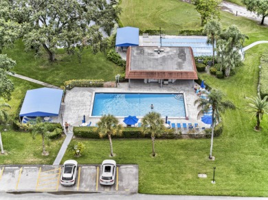 Investor / Handyman Special! Fantastic opportunity in Hollybrook on Hollybrook Golf and Tennis Club  in Florida - for sale on GolfHomes.com, golf home, golf lot