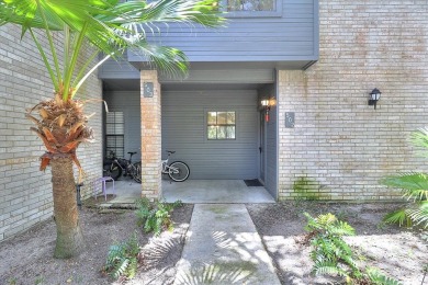 Welcome to Oak Bay Club! This elegant 2-bedroom, 2.5-bath on Rockport Country Club in Texas - for sale on GolfHomes.com, golf home, golf lot