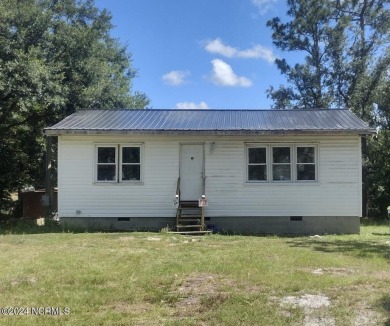 PRICED TO SELL THIS FIXER UPPER IS WAITING FOR YOU.  This sweet on The Lakes Country Club in North Carolina - for sale on GolfHomes.com, golf home, golf lot