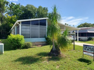 This lovely 2bedroom/2bath home just had a new roof installed on Lakes at Leesburg Golf Course in Florida - for sale on GolfHomes.com, golf home, golf lot