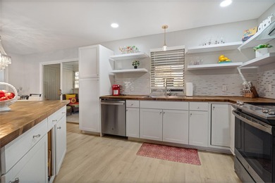 MOTIVATED SELLER!!! BRING ALL OFFERS! NO BOND! MOVE-IN READY!! on Chula Vista Executive Golf Course in Florida - for sale on GolfHomes.com, golf home, golf lot