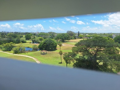 HUGE PRICE REDUCTION..E LIVE THE LIFESTYLE! Breathtaking on Palm-Aire Country Club and Resort - Palms in Florida - for sale on GolfHomes.com, golf home, golf lot