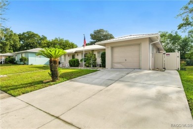Well-maintained 3BR/2BA Pool home in Citrus Springs with on Citrus Springs Country Club in Florida - for sale on GolfHomes.com, golf home, golf lot
