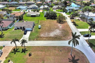 Exclusively presented by Sunland Real Estate: Rare 0.25-acre lot on El Rio Golf Course and Club in Florida - for sale on GolfHomes.com, golf home, golf lot
