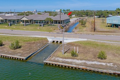 2 bedroom 2 bath townhome in the heart of Rockport with a on Rockport Country Club in Texas - for sale on GolfHomes.com, golf home, golf lot