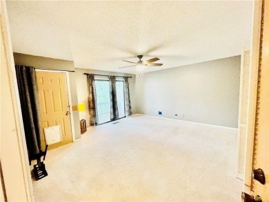 Welcome to this inviting 3-bedroom, 2-bath end-unit condo just on Holiday Island Executive Golf Course in Arkansas - for sale on GolfHomes.com, golf home, golf lot