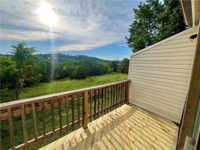 Welcome to this inviting 3-bedroom, 2-bath end-unit condo just on Holiday Island Executive Golf Course in Arkansas - for sale on GolfHomes.com, golf home, golf lot
