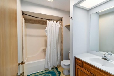 Welcome to this inviting 3-bedroom, 2-bath end-unit condo just on Holiday Island Executive Golf Course in Arkansas - for sale on GolfHomes.com, golf home, golf lot