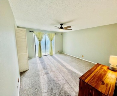 Welcome to this inviting 3-bedroom, 2-bath end-unit condo just on Holiday Island Executive Golf Course in Arkansas - for sale on GolfHomes.com, golf home, golf lot