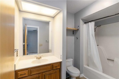 Welcome to this inviting 3-bedroom, 2-bath end-unit condo just on Holiday Island Executive Golf Course in Arkansas - for sale on GolfHomes.com, golf home, golf lot