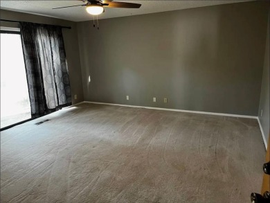 Welcome to this inviting 3-bedroom, 2-bath end-unit condo just on Holiday Island Executive Golf Course in Arkansas - for sale on GolfHomes.com, golf home, golf lot