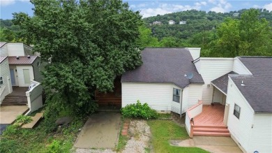 Welcome to this inviting 3-bedroom, 2-bath end-unit condo just on Holiday Island Executive Golf Course in Arkansas - for sale on GolfHomes.com, golf home, golf lot