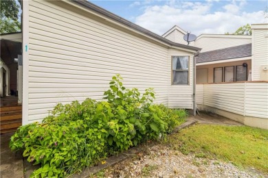 Welcome to this inviting 3-bedroom, 2-bath end-unit condo just on Holiday Island Executive Golf Course in Arkansas - for sale on GolfHomes.com, golf home, golf lot