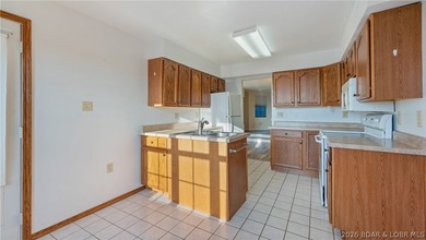 Tastefully updated and beautifully decorated condo at the on Seasons Ridge At Four Seasons in Missouri - for sale on GolfHomes.com, golf home, golf lot