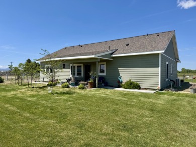 This is a three-bedroom, two-bathroom frame home built in 2020 on  in Oregon - for sale on GolfHomes.com, golf home, golf lot