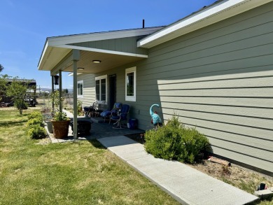 This is a three-bedroom, two-bathroom frame home built in 2020 on  in Oregon - for sale on GolfHomes.com, golf home, golf lot