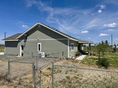 This is a three-bedroom, two-bathroom frame home built in 2020 on  in Oregon - for sale on GolfHomes.com, golf home, golf lot