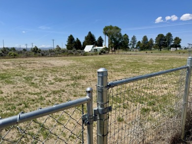 This is a three-bedroom, two-bathroom frame home built in 2020 on  in Oregon - for sale on GolfHomes.com, golf home, golf lot