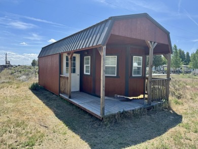 This is a three-bedroom, two-bathroom frame home built in 2020 on  in Oregon - for sale on GolfHomes.com, golf home, golf lot
