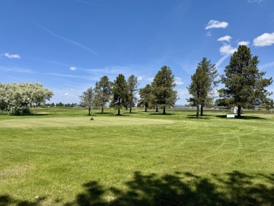 This is a three-bedroom, two-bathroom frame home built in 2020 on  in Oregon - for sale on GolfHomes.com, golf home, golf lot