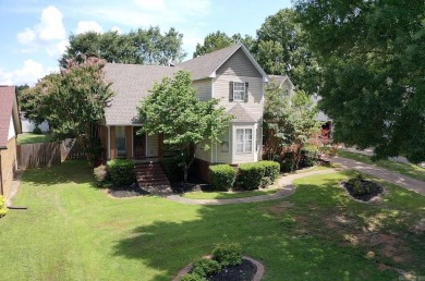 RIVER OAKS CHARMER with a beautiful in-ground pool area! Located on The Course at River Oaks in Arkansas - for sale on GolfHomes.com, golf home, golf lot