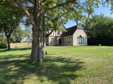 This Crete IL. BEAUTY is ready to for the perfect new owners! on Lincoln Oaks Golf Course in Illinois - for sale on GolfHomes.com, golf home, golf lot