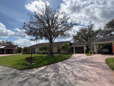 This home has been well maintained by the owner.  This charming on Falcon Watch Golf Club in Florida - for sale on GolfHomes.com, golf home, golf lot