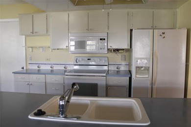 This single-family home located in Unit 2 of Mainlands by the on Mainlands Golf Club in Florida - for sale on GolfHomes.com, golf home, golf lot