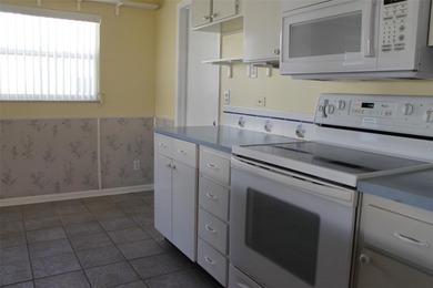 This single-family home located in Unit 2 of Mainlands by the on Mainlands Golf Club in Florida - for sale on GolfHomes.com, golf home, golf lot