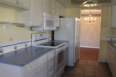 This single-family home located in Unit 2 of Mainlands by the on Mainlands Golf Club in Florida - for sale on GolfHomes.com, golf home, golf lot