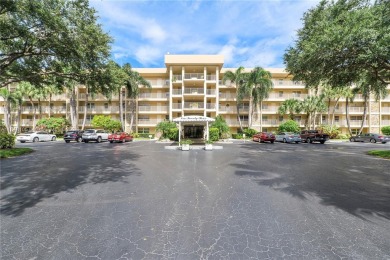 Large 3 Bedroom/ 2.5 Bath Condo W/ Open Floor Plan, Located In on Oaks Country Club in Florida - for sale on GolfHomes.com, golf home, golf lot