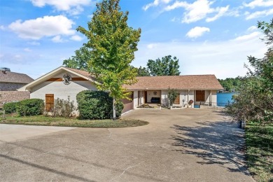 Boasting 3spacious bedrooms  2.5 baths, with vaulted ceilings on Hide-A-Way Lake Golf Course in Texas - for sale on GolfHomes.com, golf home, golf lot