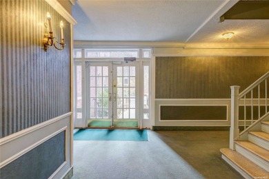 Airy and bright one bedroom unit in the pet friendly Hampton on Forest Park Golf Course in New York - for sale on GolfHomes.com, golf home, golf lot