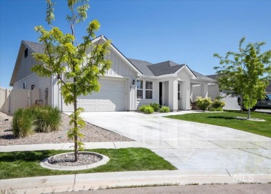 4 bedrooms+an office all on a single level with covered patio on Hunters Point Golf Club in Idaho - for sale on GolfHomes.com, golf home, golf lot