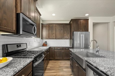 4 bedrooms+an office all on a single level with covered patio on Hunters Point Golf Club in Idaho - for sale on GolfHomes.com, golf home, golf lot