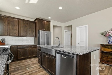 4 bedrooms+an office all on a single level with covered patio on Hunters Point Golf Club in Idaho - for sale on GolfHomes.com, golf home, golf lot