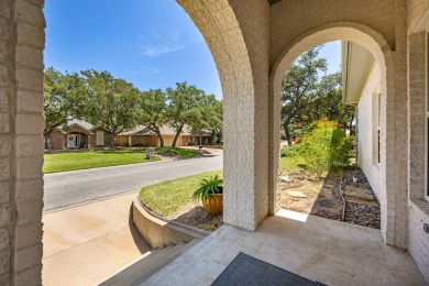 Welcome to easy living in Rockport Country Club. 101 Bay Hills on Rockport Country Club in Texas - for sale on GolfHomes.com, golf home, golf lot