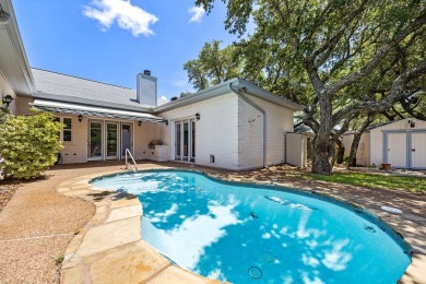 Welcome to easy living in Rockport Country Club. 101 Bay Hills on Rockport Country Club in Texas - for sale on GolfHomes.com, golf home, golf lot