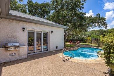 Welcome to easy living in Rockport Country Club. 101 Bay Hills on Rockport Country Club in Texas - for sale on GolfHomes.com, golf home, golf lot