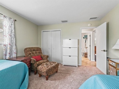 Welcome to this charming 2-bedroom, 2-bathroom ranch-style home on Oakleigh Executive Golf Course in Florida - for sale on GolfHomes.com, golf home, golf lot