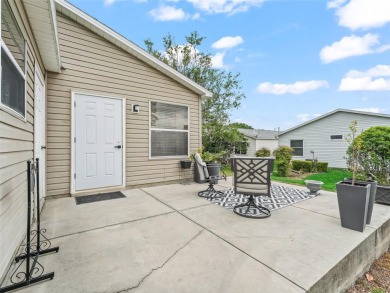 Welcome to this charming 2-bedroom, 2-bathroom ranch-style home on Oakleigh Executive Golf Course in Florida - for sale on GolfHomes.com, golf home, golf lot