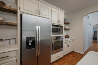 Beautifully maintained and move-in ready, this spacious on Lakewood Oaks Golf Club, Ltd. in Missouri - for sale on GolfHomes.com, golf home, golf lot
