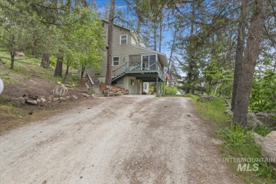 Beautifully situated in Terrace Lakes, this spacious tri-level on Terrace Lakes Golf Resort in Idaho - for sale on GolfHomes.com, golf home, golf lot