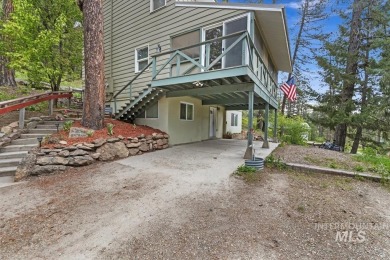 Beautifully situated in Terrace Lakes, this spacious tri-level on Terrace Lakes Golf Resort in Idaho - for sale on GolfHomes.com, golf home, golf lot