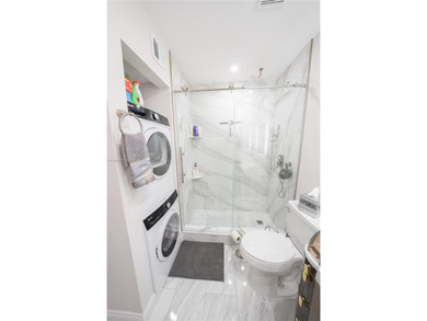 Leave the snow behind and enjoy the sunshine in this beautifully on Kings Point Golf -Flanders Way in Florida - for sale on GolfHomes.com, golf home, golf lot