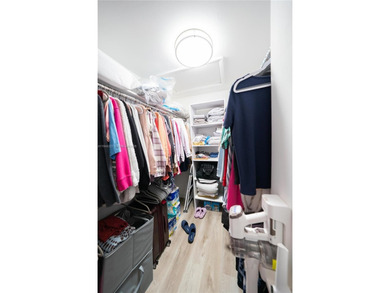 Leave the snow behind and enjoy the sunshine in this beautifully on Kings Point Golf -Flanders Way in Florida - for sale on GolfHomes.com, golf home, golf lot